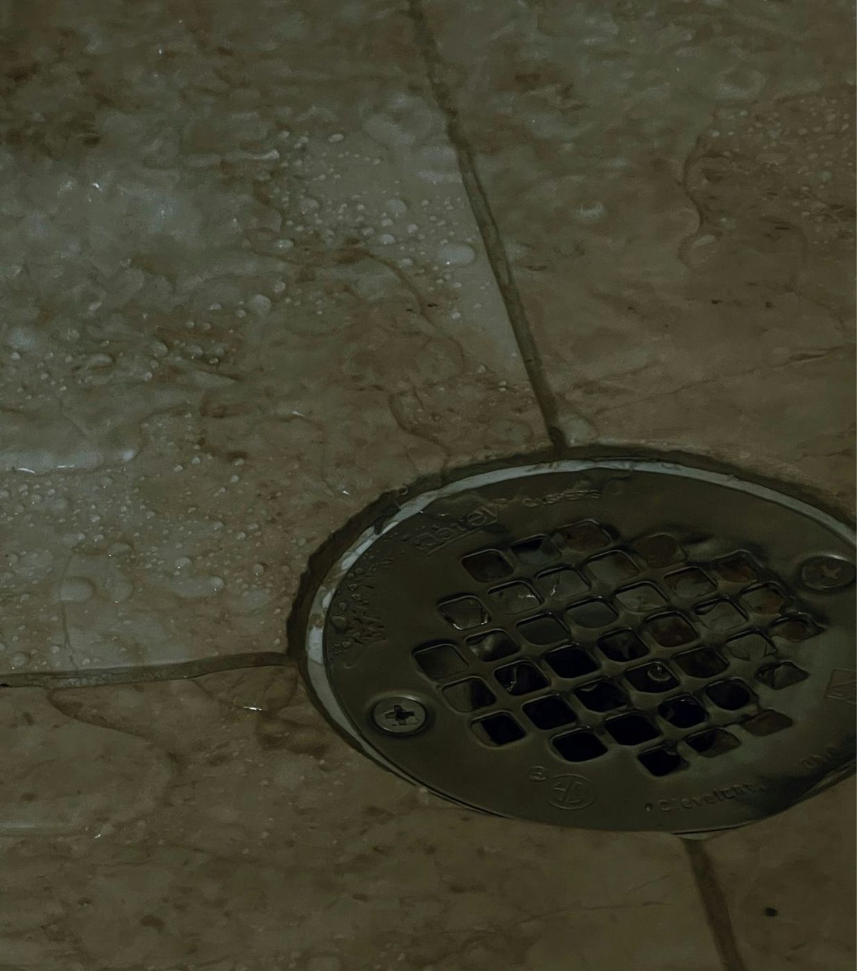 Débouchage douche : siphon de sol de douche dans un carrelage