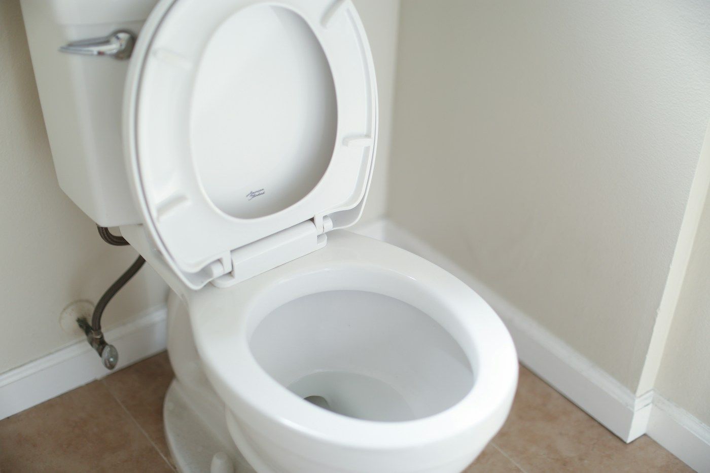 Débouchage WC : cuvette de WC en céramique, abattant relevé